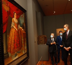 Un momento del recorrido realizado por Su Majestad el Rey por la exposición “Tornaviaje. Arte Iberoamericano en España” 